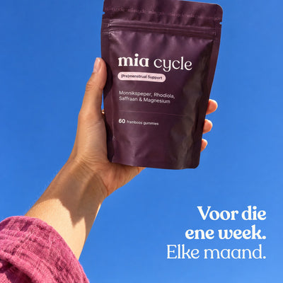 Mia Cycle zak in de hand tegen een blauwe lucht: voor die ene week, elke maand